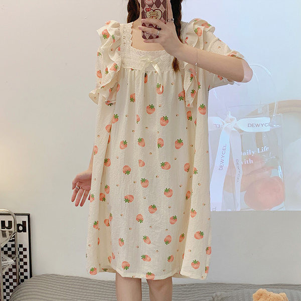 Ljetna spavaćica s čipkom i četvrtastim izrezom