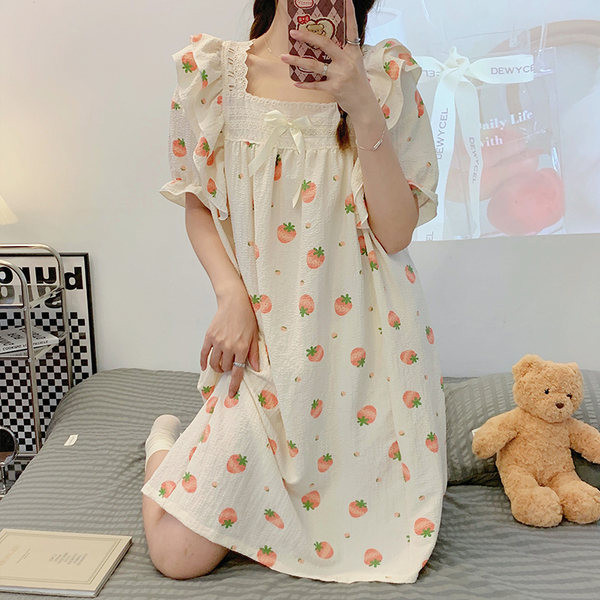 Ljetna spavaćica s čipkom i četvrtastim izrezom