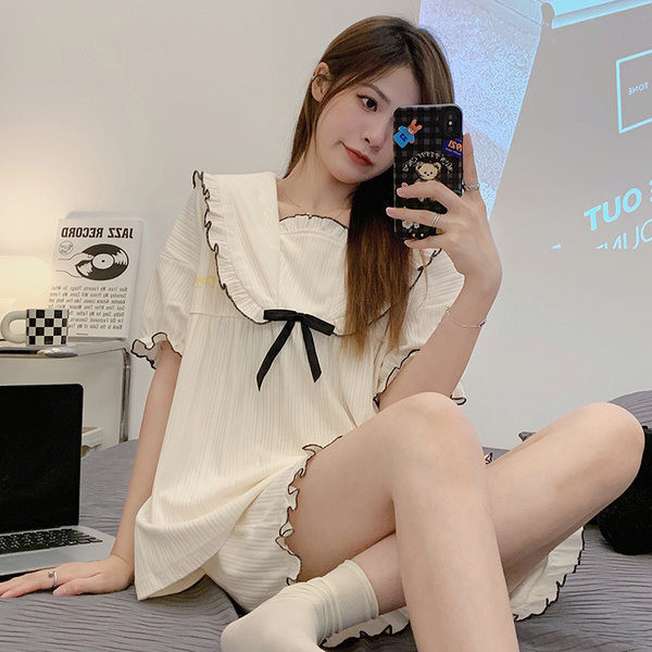 Ženska ljetna pidžama s četvrtastim izrezom i kratkim rukavima