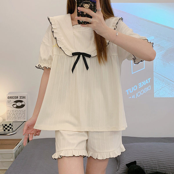 Ženska ljetna pidžama s četvrtastim izrezom i kratkim rukavima