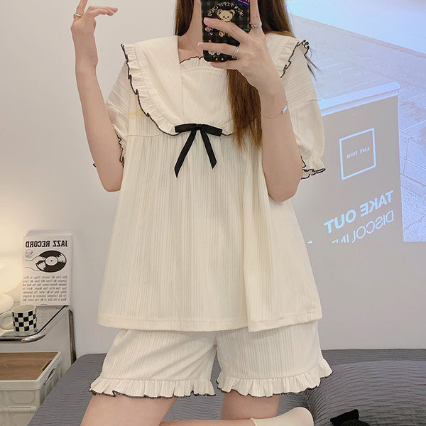 Ženska ljetna pidžama s četvrtastim izrezom i kratkim rukavima