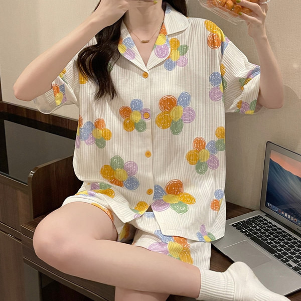 Γυναικείες πιτζάμες δύο τεμαχίων με φλοράλ μοτίβο