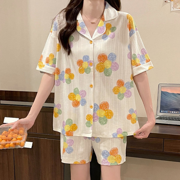 Γυναικείες πιτζάμες δύο τεμαχίων με φλοράλ μοτίβο