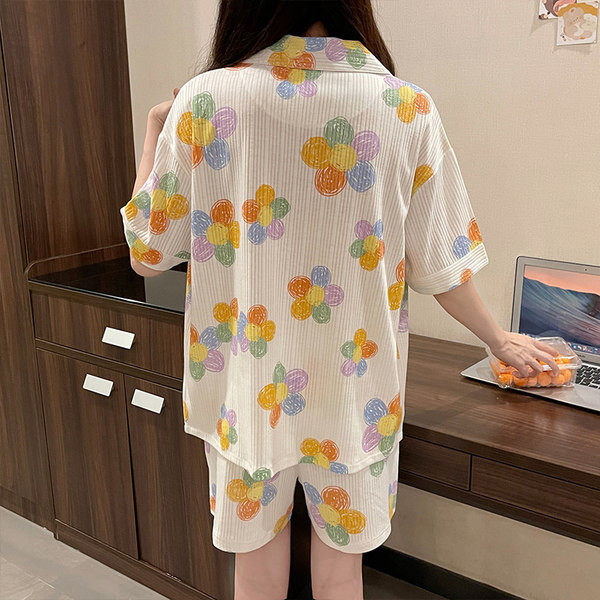 Γυναικείες πιτζάμες δύο τεμαχίων με φλοράλ μοτίβο