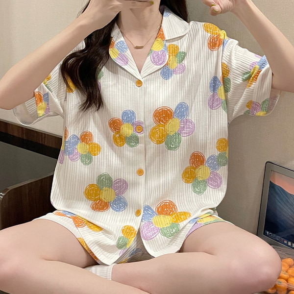 Γυναικείες πιτζάμες δύο τεμαχίων με φλοράλ μοτίβο