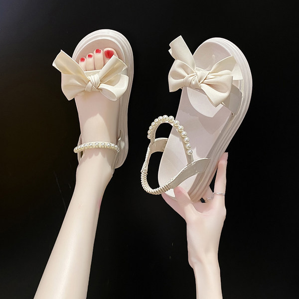 Sandale de damă moderne cu talpă aspră - mai multe modele