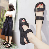 Γυναικεία πέδιλα από οικολογικό δέρμα με μεταλλικά στοιχεία