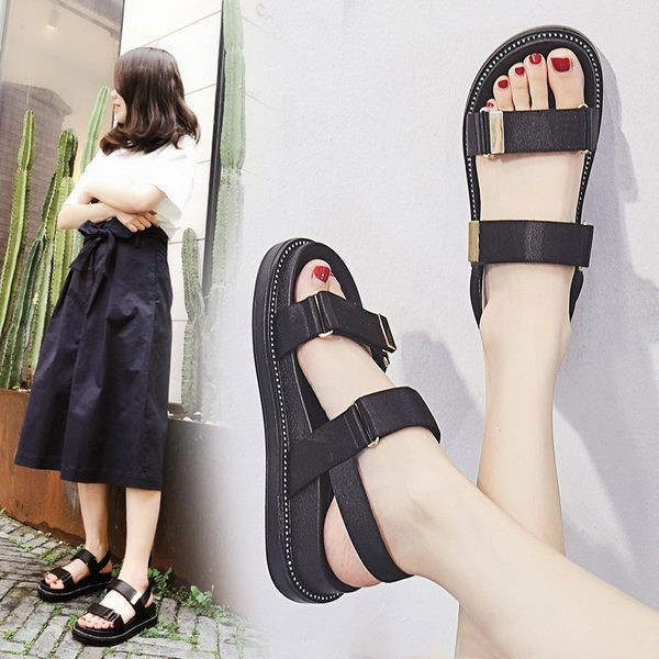 Γυναικεία πέδιλα από οικολογικό δέρμα με μεταλλικά στοιχεία