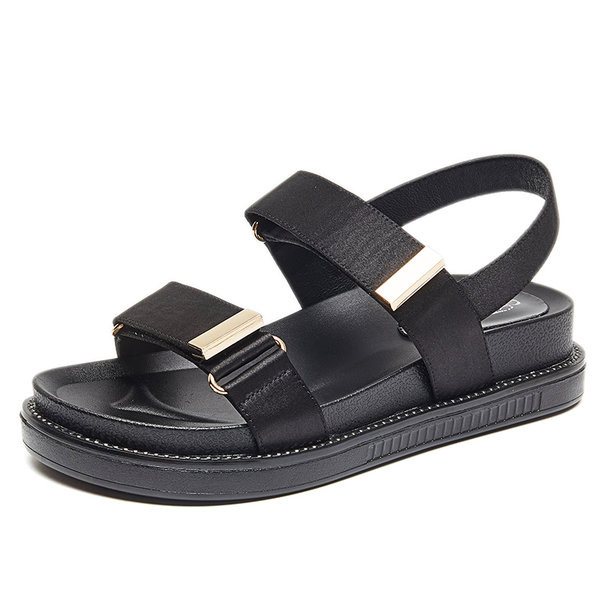 Γυναικεία πέδιλα από οικολογικό δέρμα με μεταλλικά στοιχεία