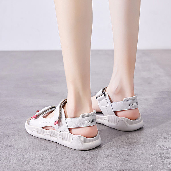 Γυναικεία έκο δερμάτινα σανδάλια με λουράκια velcro και επιγραφή