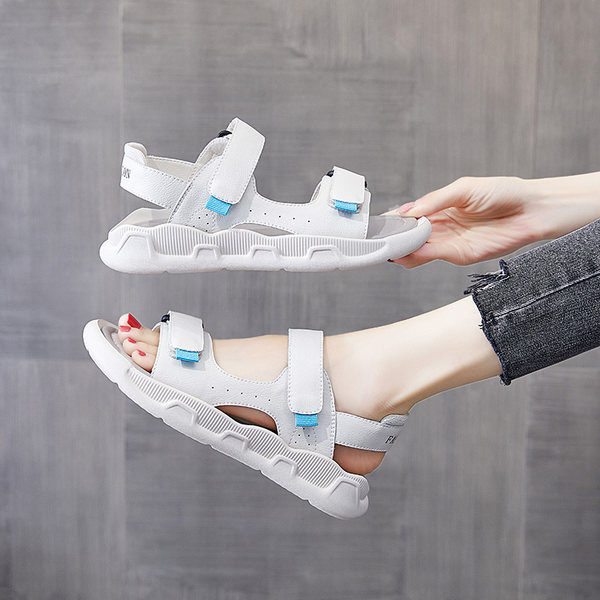 Γυναικεία έκο δερμάτινα σανδάλια με λουράκια velcro και επιγραφή