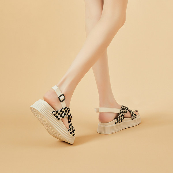 Γυναικεία πέδιλα  καρό με ίσια σόλα