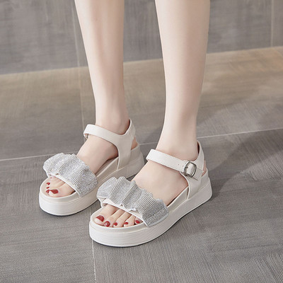 Γυναικεία σανδάλια με λαμπερό αποτέλεσμα