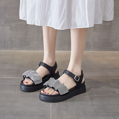 Γυναικεία σανδάλια με λαμπερό αποτέλεσμα