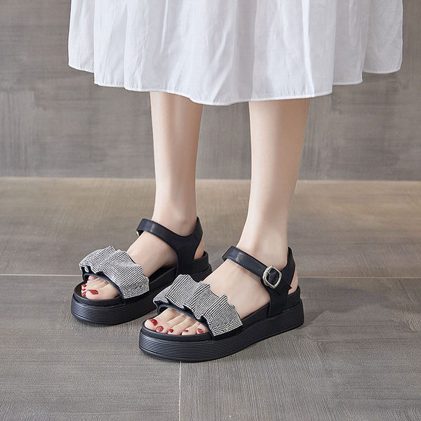 Γυναικεία σανδάλια με λαμπερό αποτέλεσμα