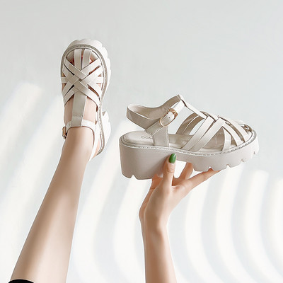 Μοντέρνα γυναικεία σανδάλια με τραχιά σόλα