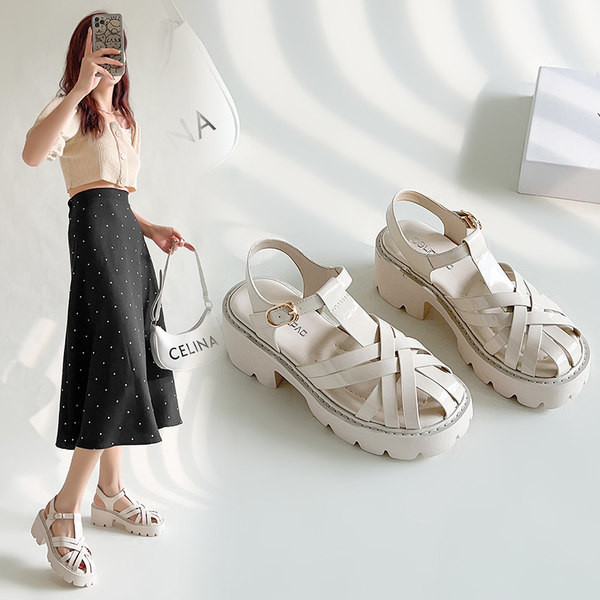 Μοντέρνα γυναικεία σανδάλια με τραχιά σόλα