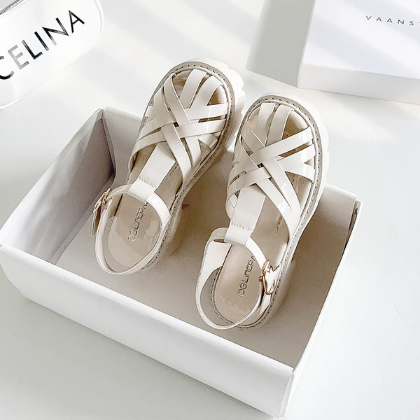 Μοντέρνα γυναικεία σανδάλια με τραχιά σόλα