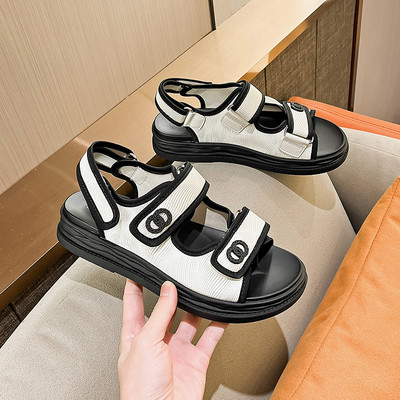 Γυναικεία πέδιλα με υφασμάτινα λουράκια και στερέωση velcro