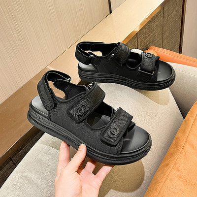 Γυναικεία πέδιλα με υφασμάτινα λουράκια και στερέωση velcro