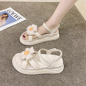 Γυναικεία σανδάλια με τρισδιάστατο λουλούδι