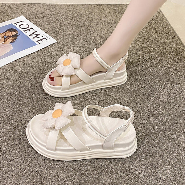Γυναικεία σανδάλια με τρισδιάστατο λουλούδι