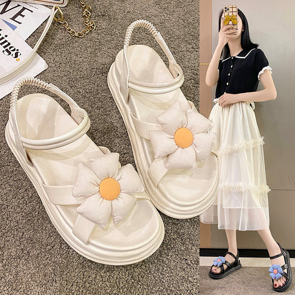 Γυναικεία σανδάλια με τρισδιάστατο λουλούδι