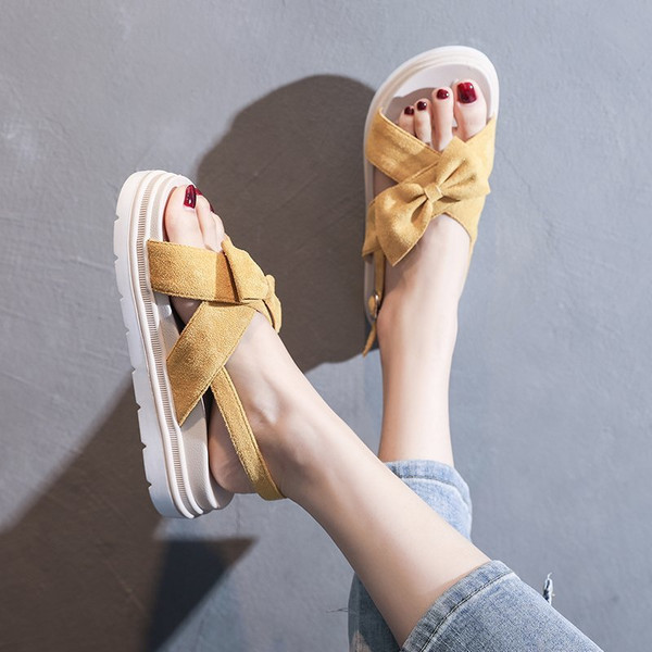 Ležerne sandale od eko brušene kože s vrpcom