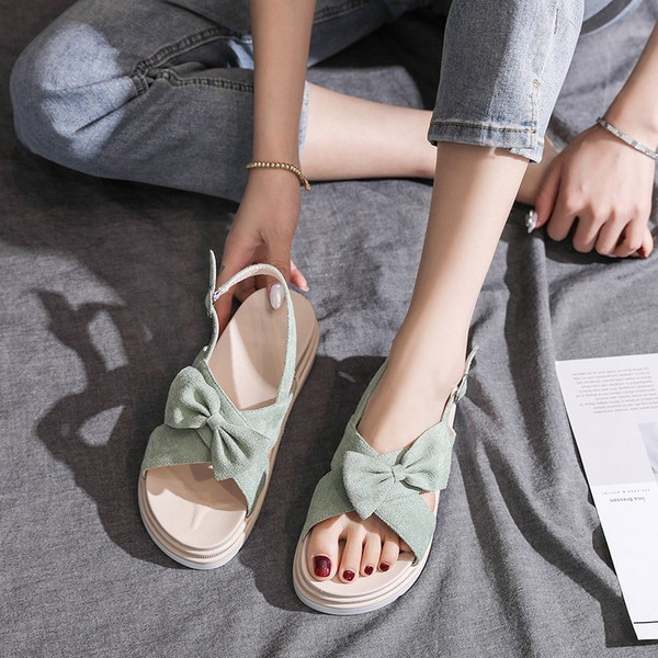 Ležerne sandale od eko brušene kože s vrpcom