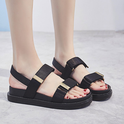 Casual σανδάλια με υφασμάτινες τιράντες και μεταλλική διακόσμηση