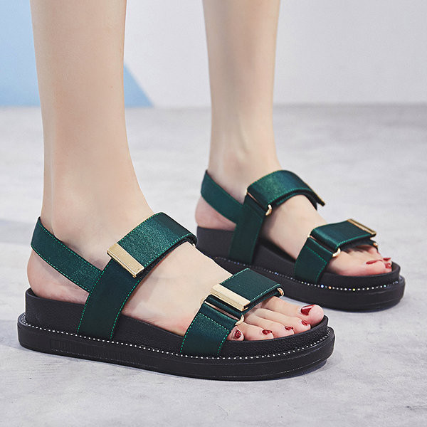 Casual σανδάλια με υφασμάτινες τιράντες και μεταλλική διακόσμηση