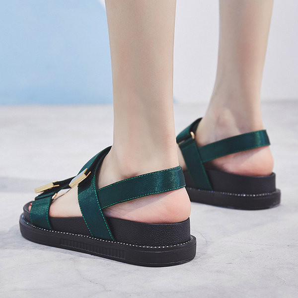 Casual σανδάλια με υφασμάτινες τιράντες και μεταλλική διακόσμηση