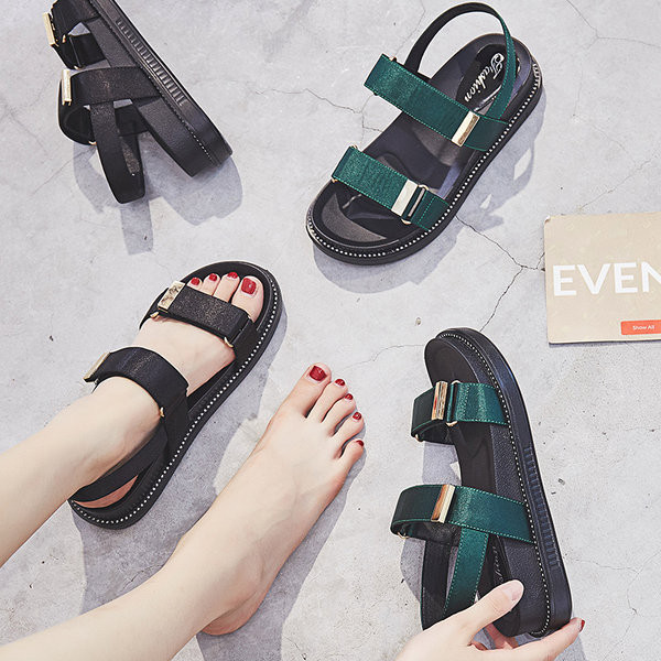 Casual σανδάλια με υφασμάτινες τιράντες και μεταλλική διακόσμηση