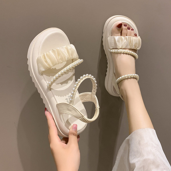 Ženske sandale s visokim potplatom i bisernim ukrasom