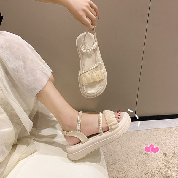 Ženske sandale s visokim potplatom i bisernim ukrasom