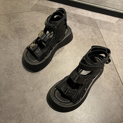 Модерни римски сандали с пластмасови закопчалки и платформа