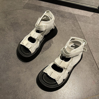 Модерни римски сандали с пластмасови закопчалки и платформа