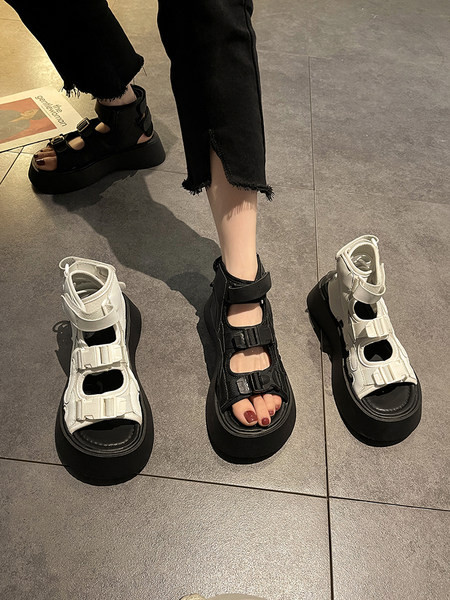 Модерни римски сандали с пластмасови закопчалки и платформа