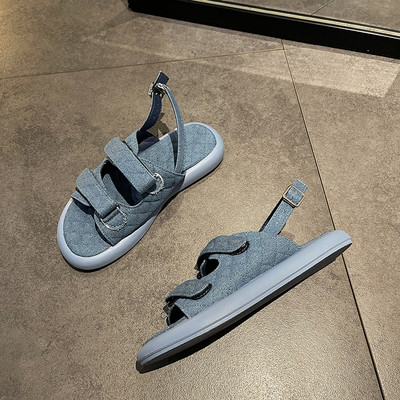 Γυναικεία σανδάλια με στερέωση velcro και μεταλλική αγκράφα