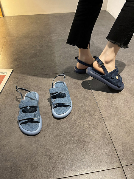 Γυναικεία σανδάλια με στερέωση velcro και μεταλλική αγκράφα