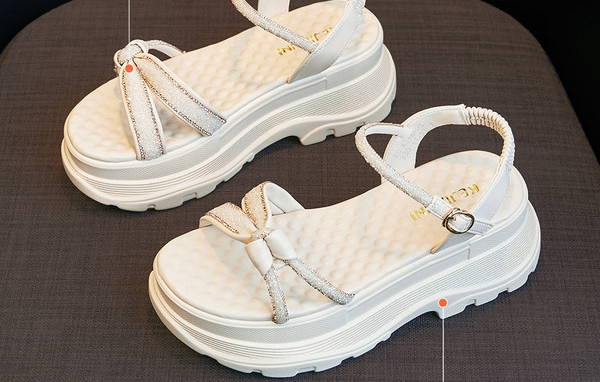 Alkalmi női szandál durva talppal, fehér színben