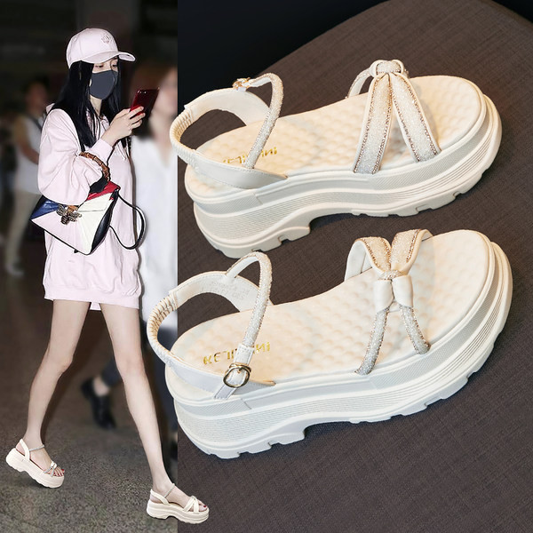 Alkalmi női szandál durva talppal, fehér színben