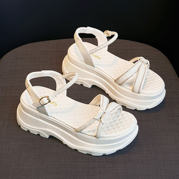 Alkalmi női szandál durva talppal, fehér színben