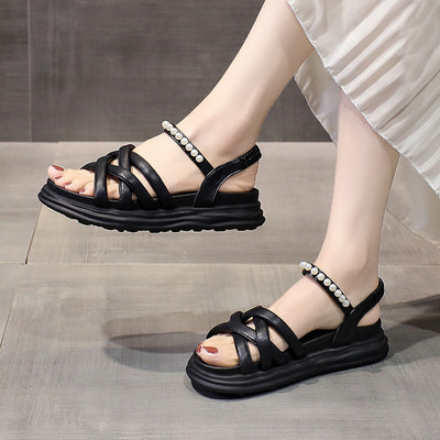 Ženske sandale s poprečnim remenčićima i ukrasnim perlicama