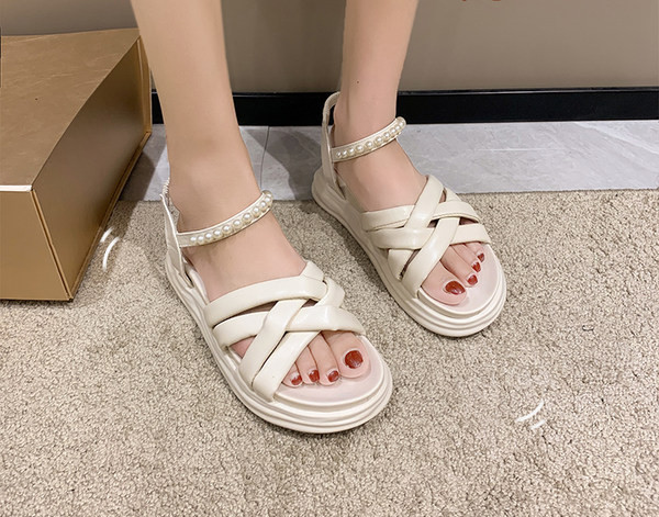 Ženske sandale s poprečnim remenčićima i ukrasnim perlicama