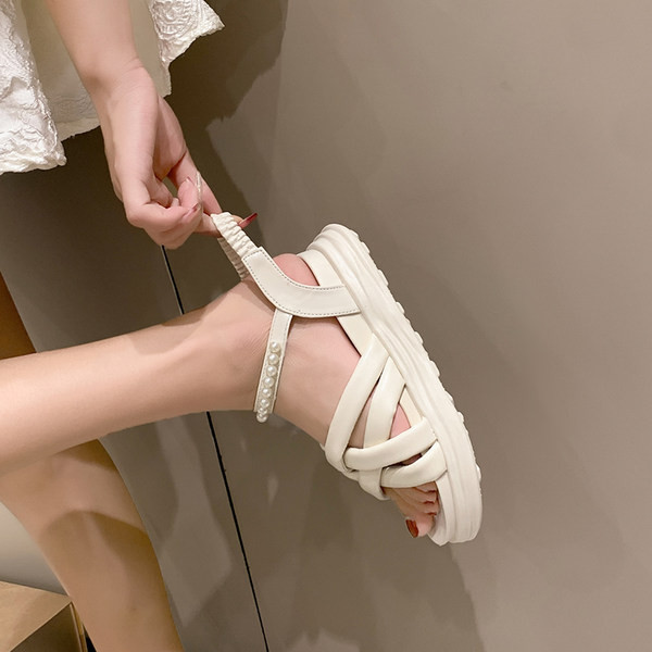 Ženske sandale s poprečnim remenčićima i ukrasnim perlicama