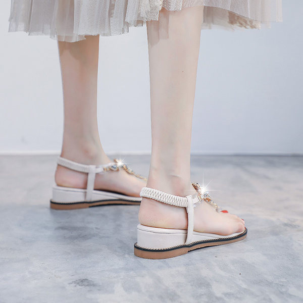 Дамски  модерни сандали между пръста с декоративни камъни