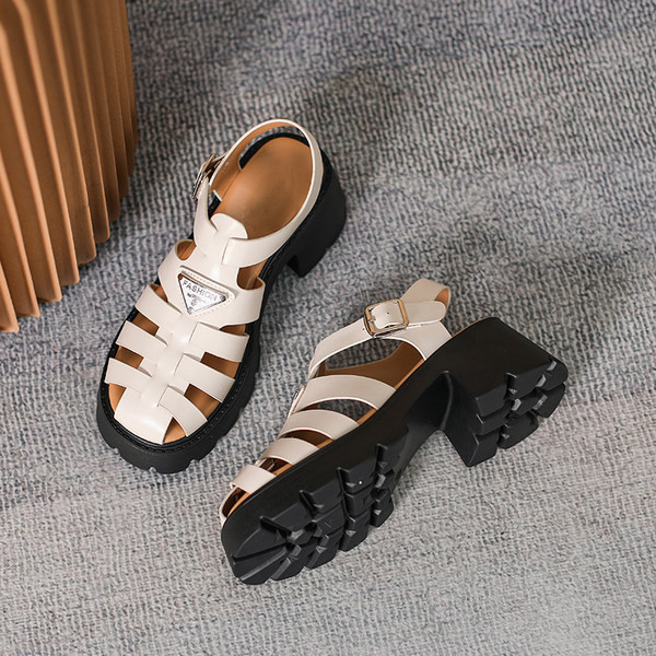 Ženske sandale od eko kože sa grubim đonom i metalnim kopčanjem