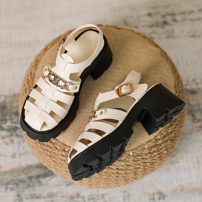 Ženske sandale s grubim potplatom i metalnim ukrasom