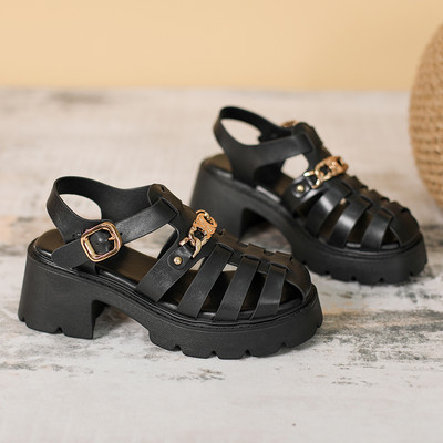 Ženske sandale s grubim potplatom i metalnim ukrasom